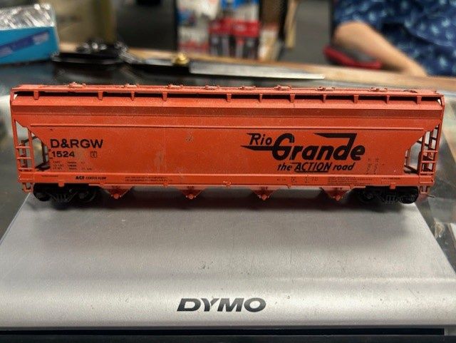 Used HO Athearn FMC 4-Bay Hopper (Kadee couplers)