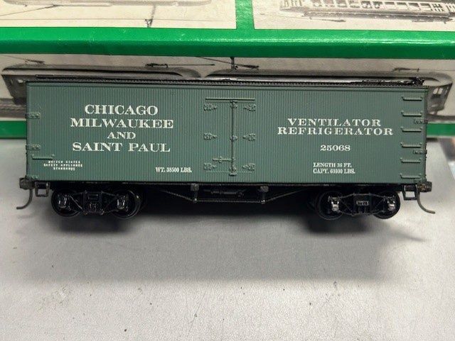 Used HO Roundhouse 25068 Chicago Milwaukee &amp; St. Paul 36&#39;ft Box Car
