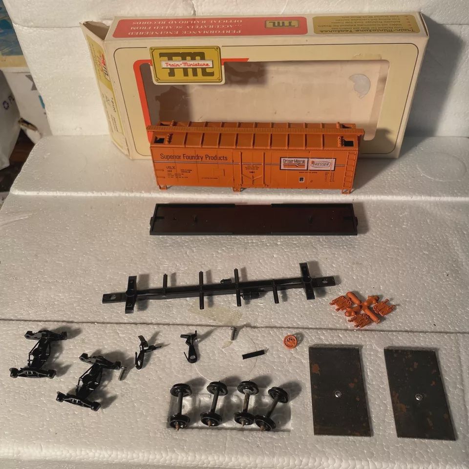 Used Train Miniature HO 8120 Dresser Industries 40&#39; Plug Door Reefer