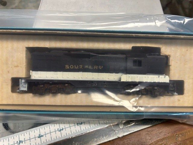 Used HO Athearn Southern GP9/Powered/Custom Painted/Accepts Kadee #148