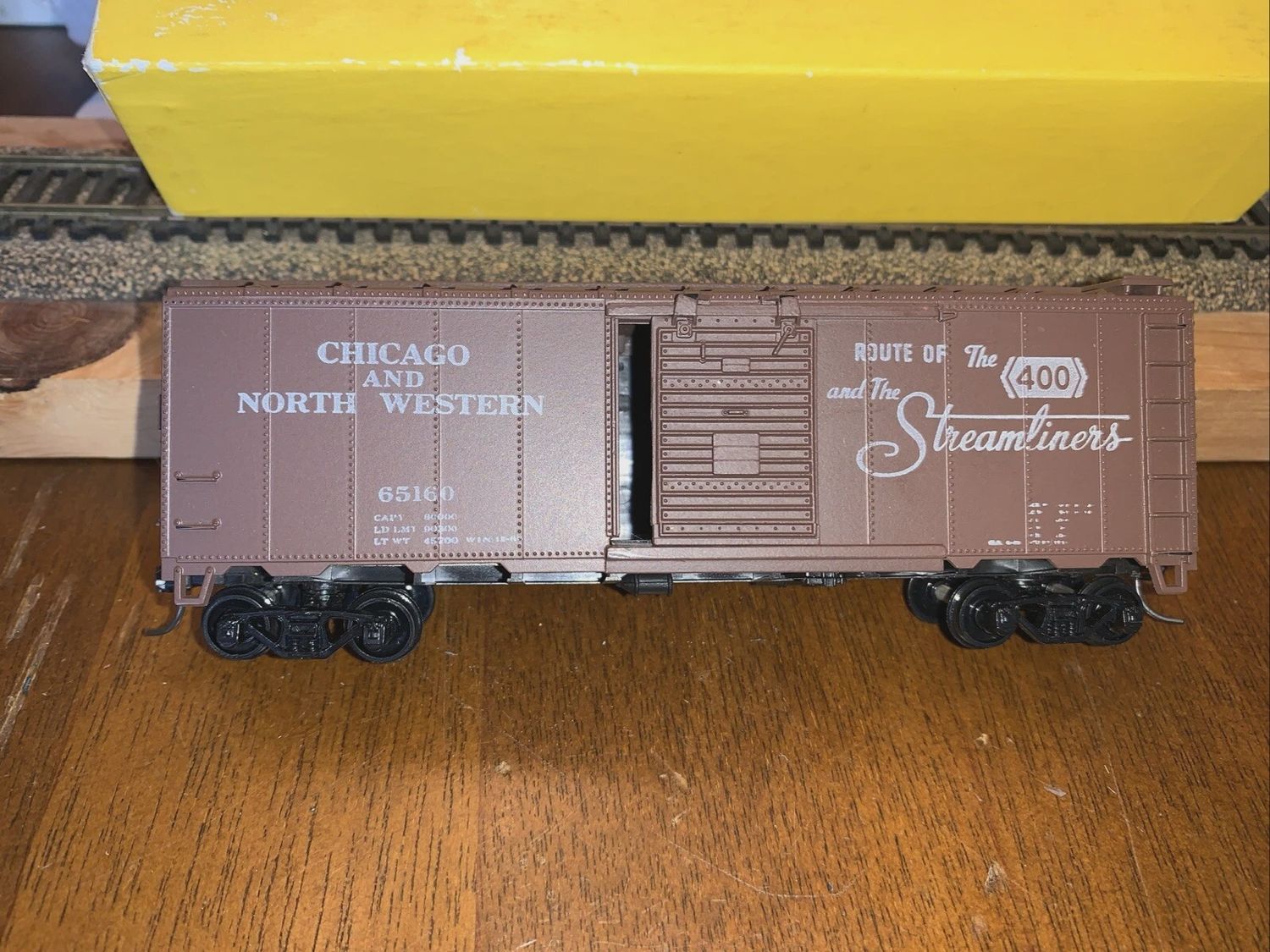 Used HO Athearn C&amp;NW 65160 40&#39; Box Car w/Kadee couplers