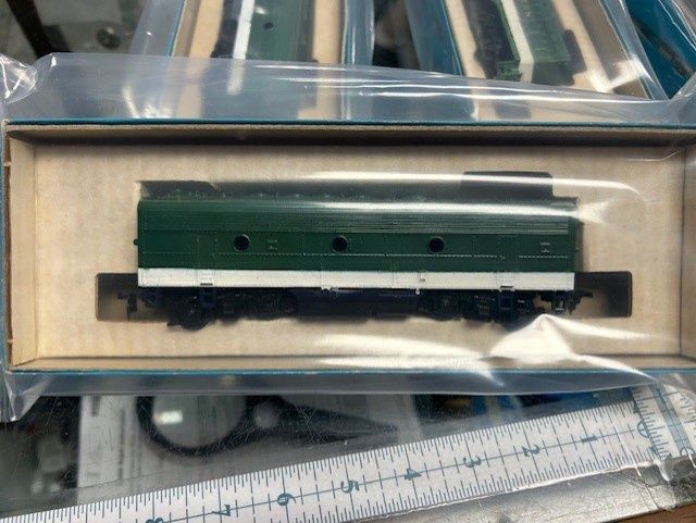 Used HO Athearn F7B Dummy in Green &amp; White Southern colors (Accepts Kadee #148 couplers)