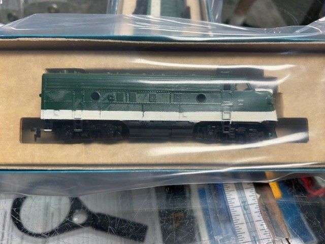 Used HO Athearn 3198 F7A Dummy in Green &amp; White Southern colors (Accepts Kadee #148 couplers)