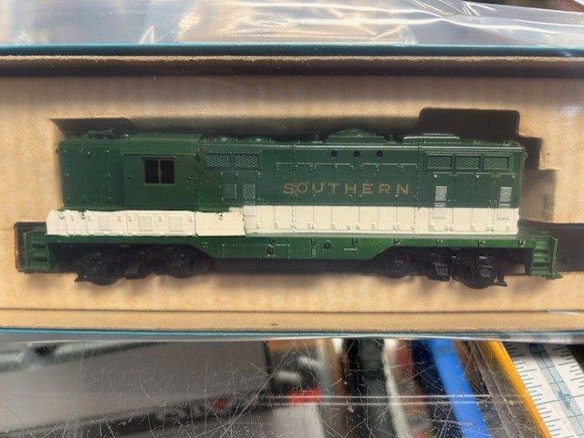 Used HO Athearn 4220 GP9 Dummy in Green &amp; White Southern colors (Accepts Kadee #148 couplers)