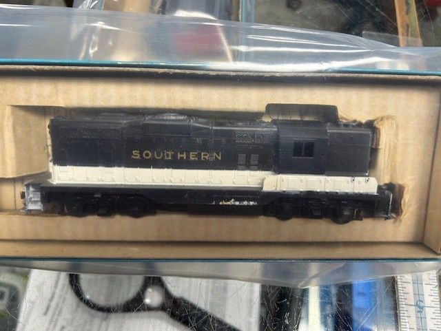Used HO Athearn 3051 Southern GP9 Dummy (Custom) Accepts Kadee #148 couplers