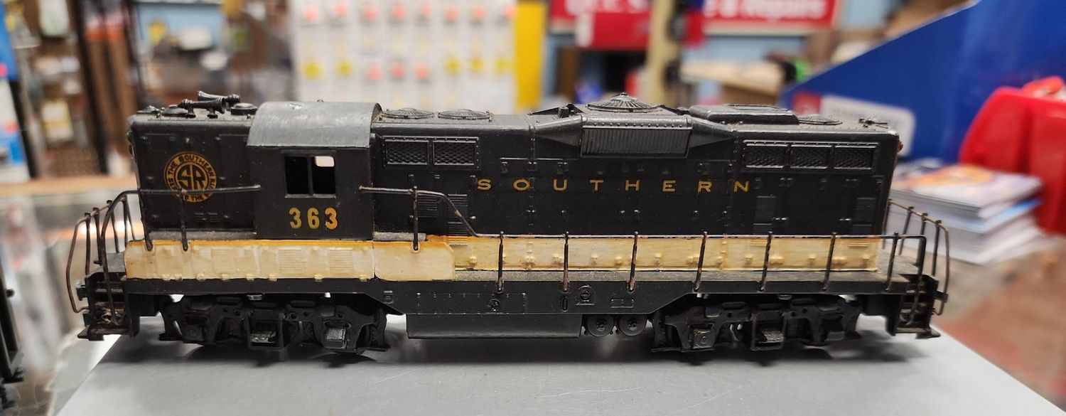 Used HO Athearn Southern #363 Dummy (GP9 ?)