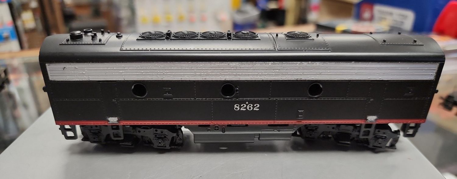 Used HO B-Unit Southern Pacific #8262 Black Widow Design