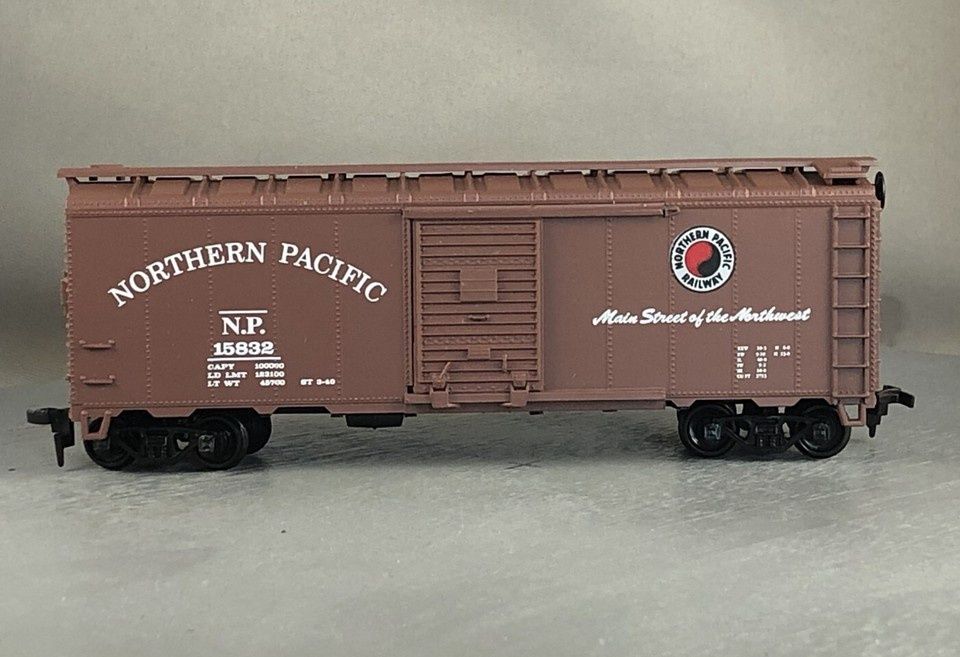 Athearn HO Scale Northern Pacific Freight Car Kit 15832
