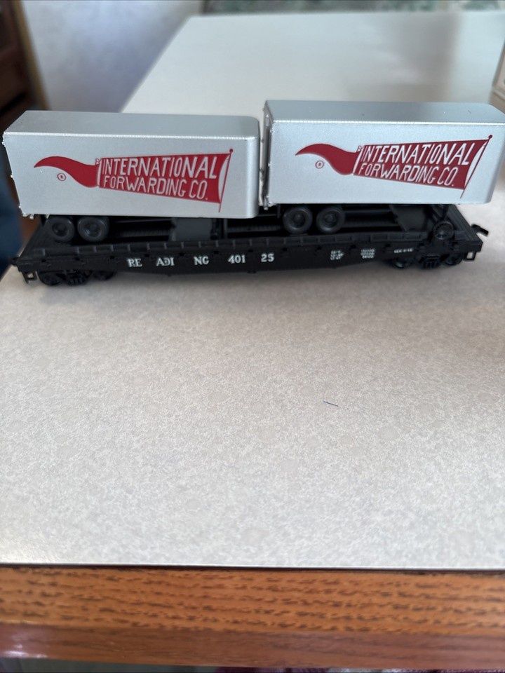 Athearn HO Reading 40125 Flat Car w/ 2 International Forwarding Co. Truck Trailors