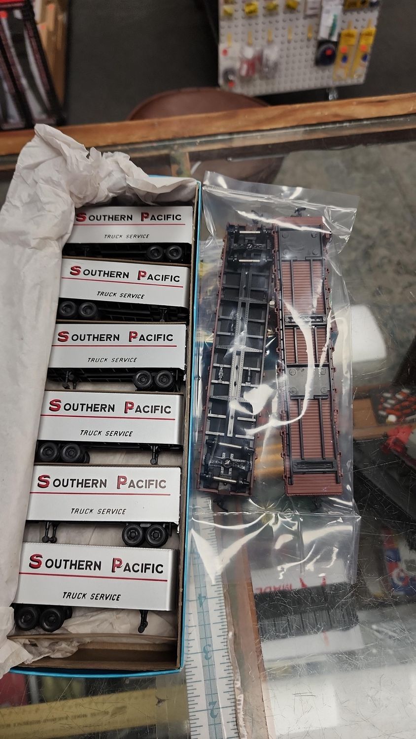 USED HO 2 Southern Pacific Flat Cars 30289 w/  6  S.P. Tractor Trailers