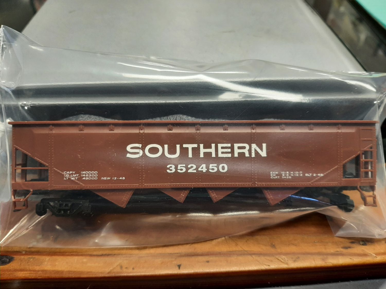 Used HO Scale Southern Hopper w/ Coal Load #352450