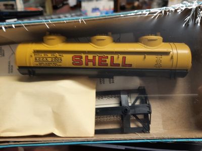 Used HO Shell Oil Co Tanker Car w/ 3 top latch covers SCCX2005 Kit