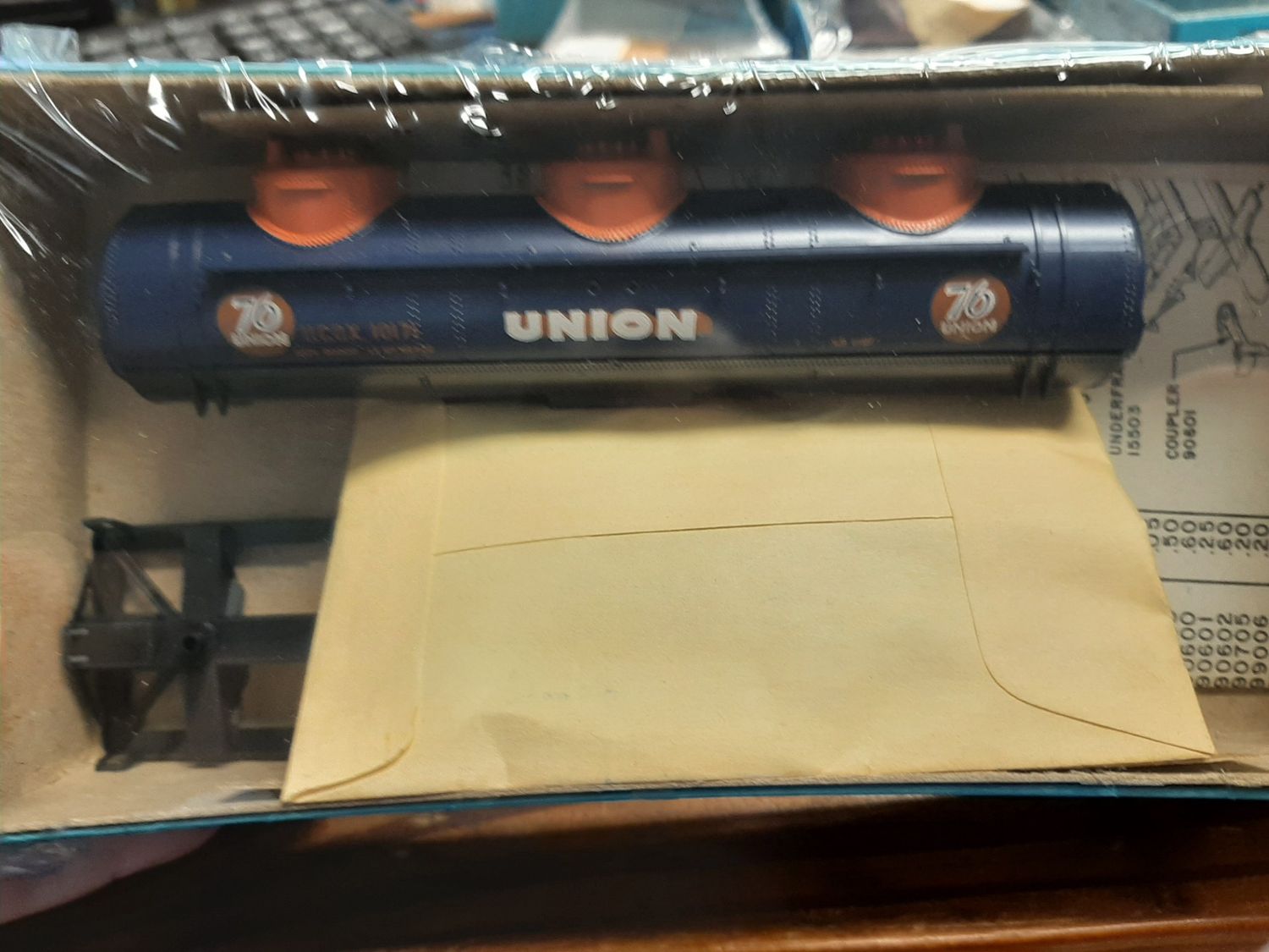 Used HO Scale &quot;Union 76&quot; Tanker car w/ 3 top latch covers UCOX10171 Kit