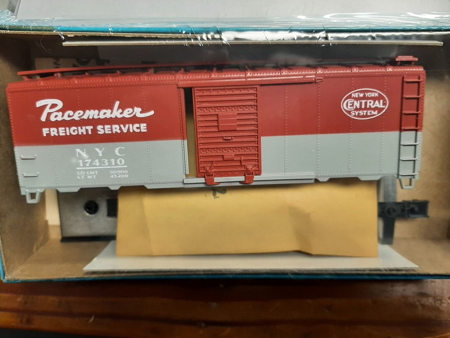 Used HO Scale &quot;Pacemaker&quot; New York Central Box Car Weighted  #NYC174310 Kit