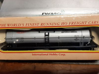 Used HO Scale "DuPont" Tanker #DUPX2690