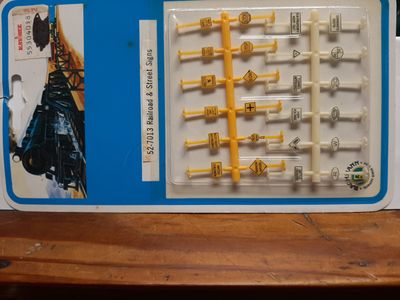 Used HO Bachman Railroad &amp; Street Signs