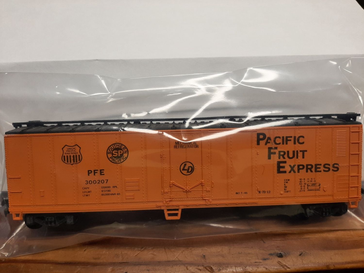 Used HO Scale Southern Pacific &quot;Pacific Fruit Express&quot; Refrigerator Car #300207