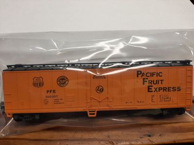 Used HO Scale Southern Pacific "Pacific Fruit Express" Refrigerator Car #300207