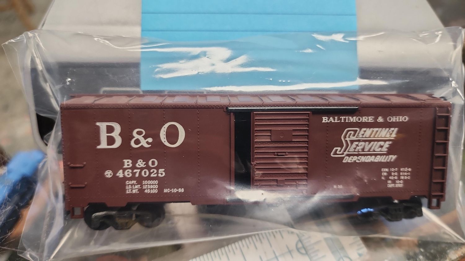 Used HO Mantua 467025 40&#39; Boxcar