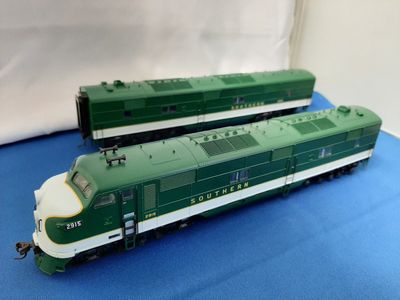 Used HO Broadway DCC  "Southern"  AB unit #604 &amp; 674