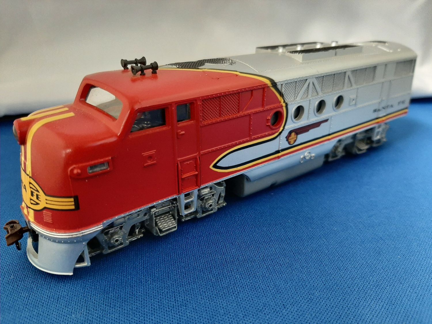 Used HO Bachmann F3 Locomotive Santa Fe NO #