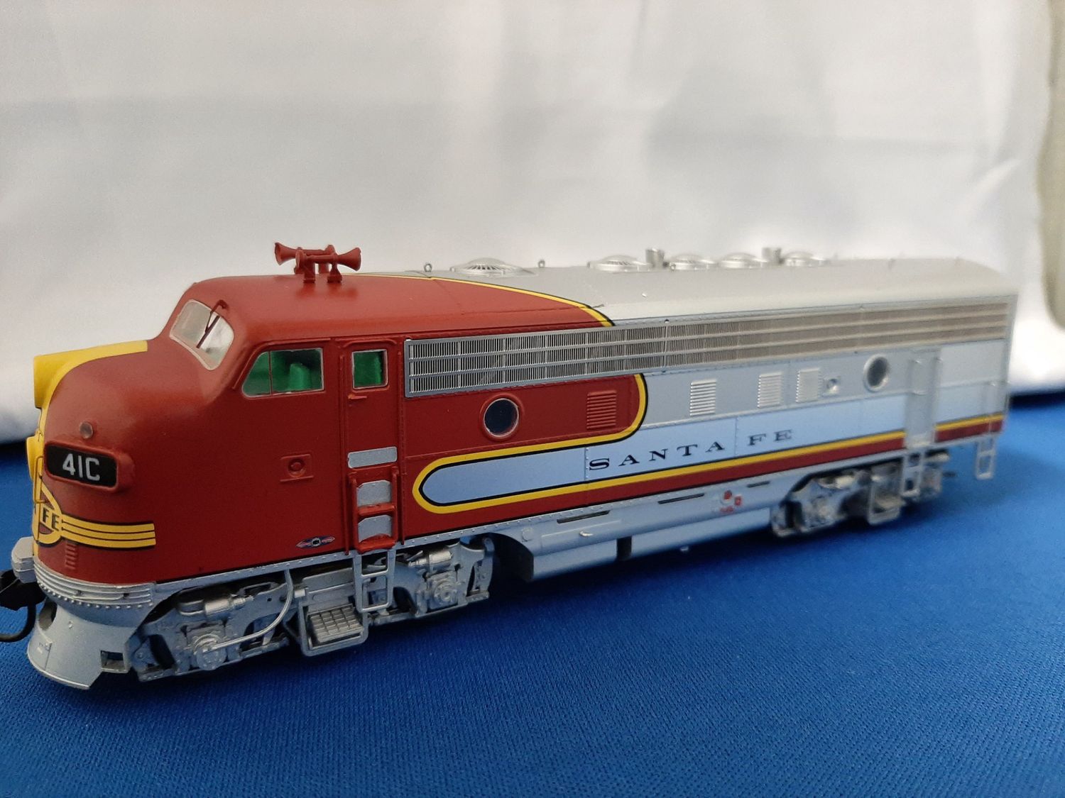 Used HO Intermountain 49005S-12 SF Warbonnet Road #&#39;s 41C &amp; 41B