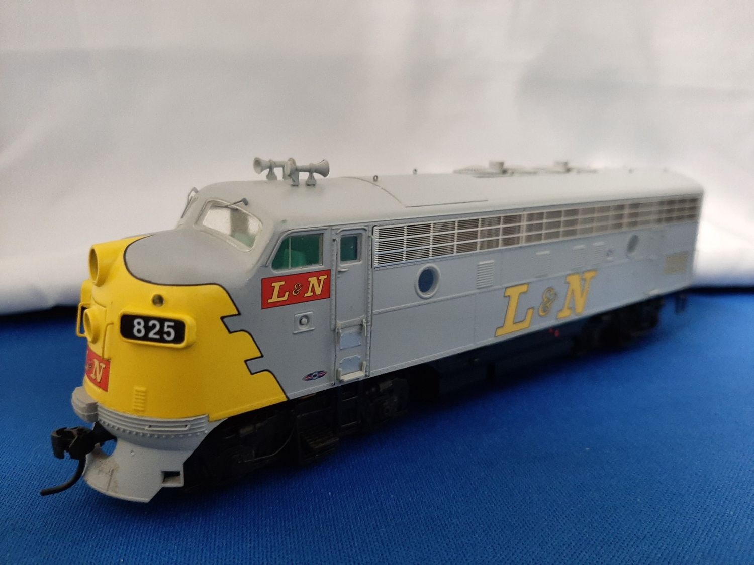 Used HO Intermountain 49083S-01 EMD F7A Locomotive L&amp;N Road #825 DCC w/Sound