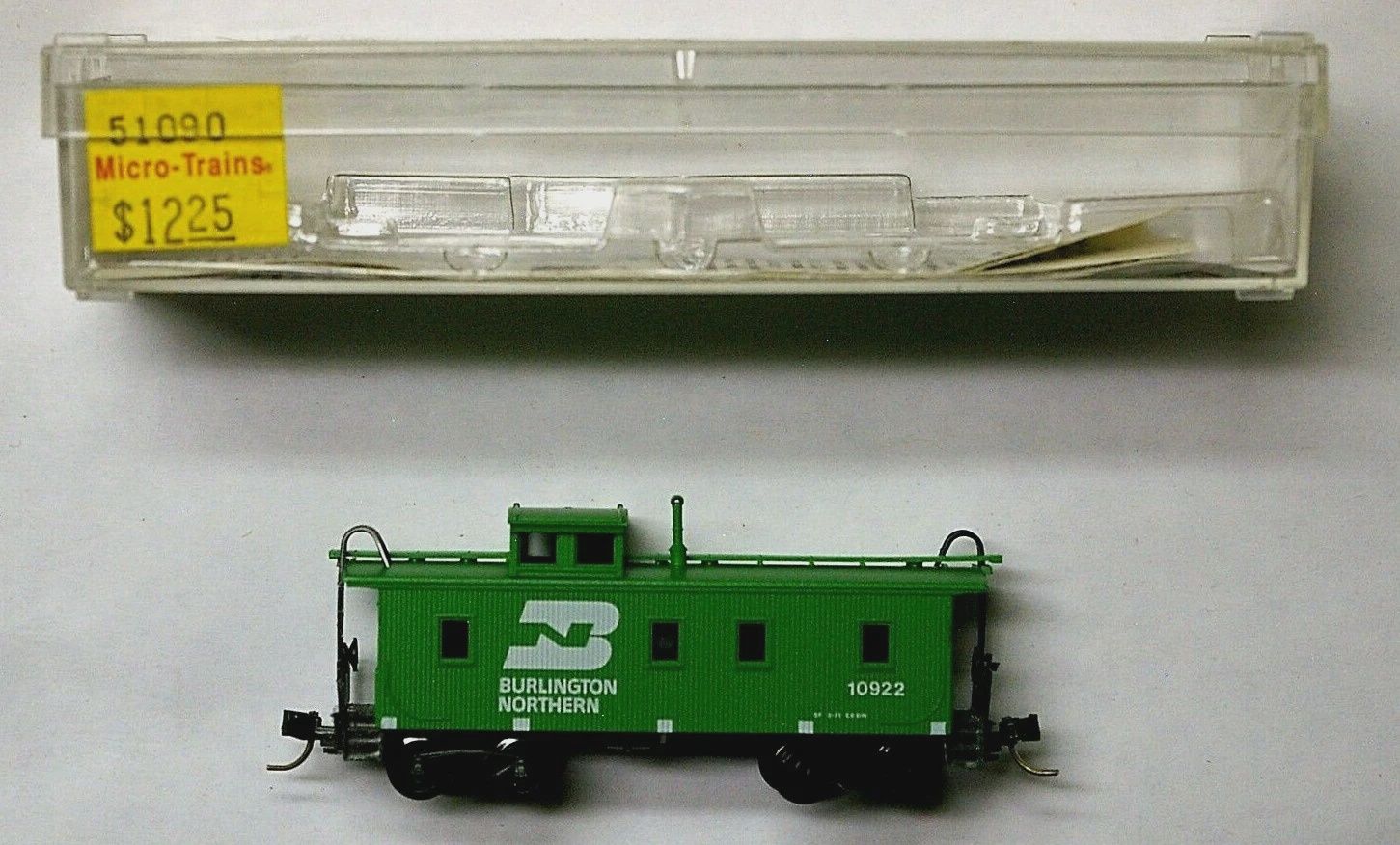 Used N Micro-Trains 34&#39; Wood Sheathed Caboose Road #10922