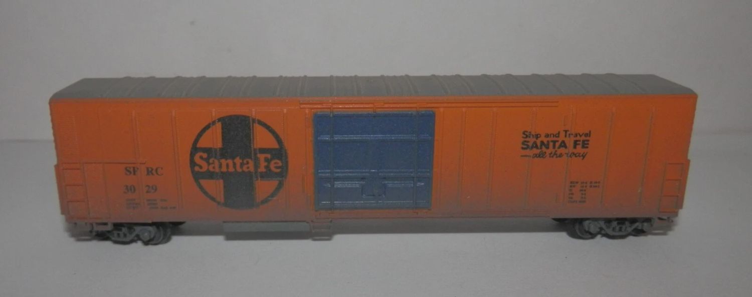 Used N Atlas Santa Fe SFRC 3029 Auto Door Box Car w/ Kadees