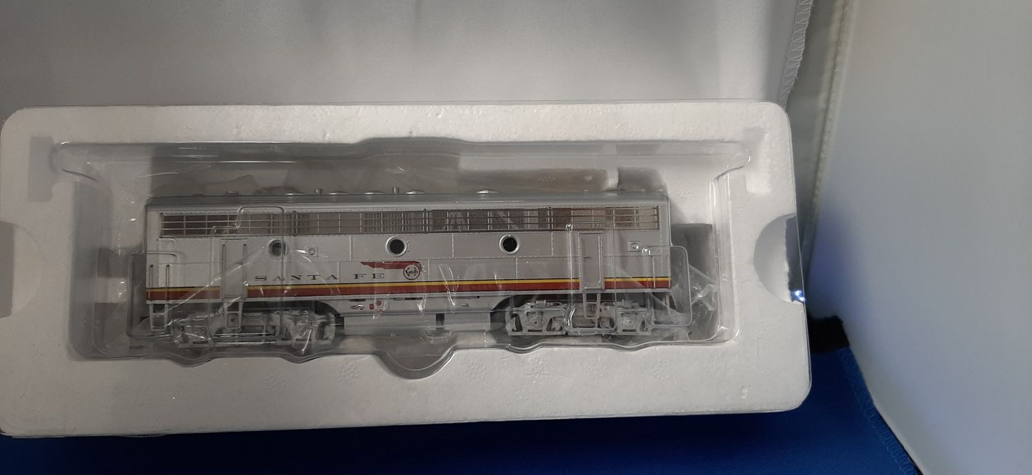 Used HO Intermountain EMD F7B DCC W/sound SANTA FE CAR #40A