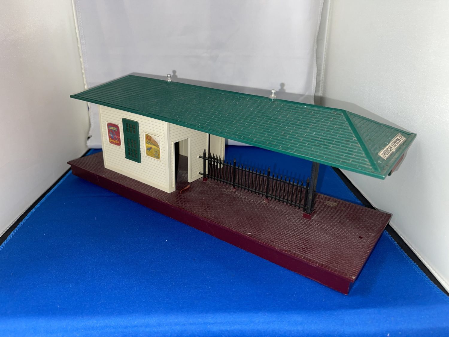 Used O Lionel No 256 Lighted Station