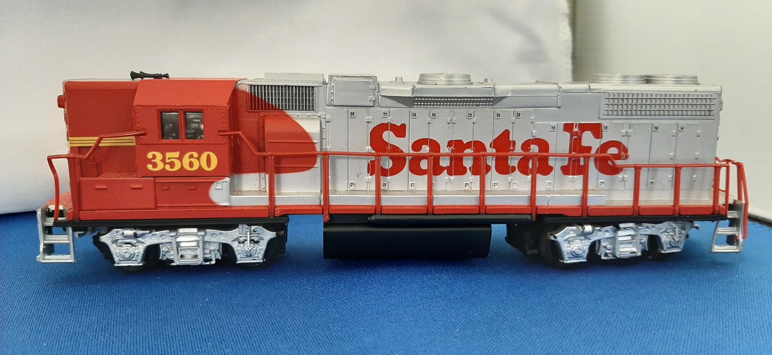Used HO Life-Like GP38 Santa Fe Road #3560