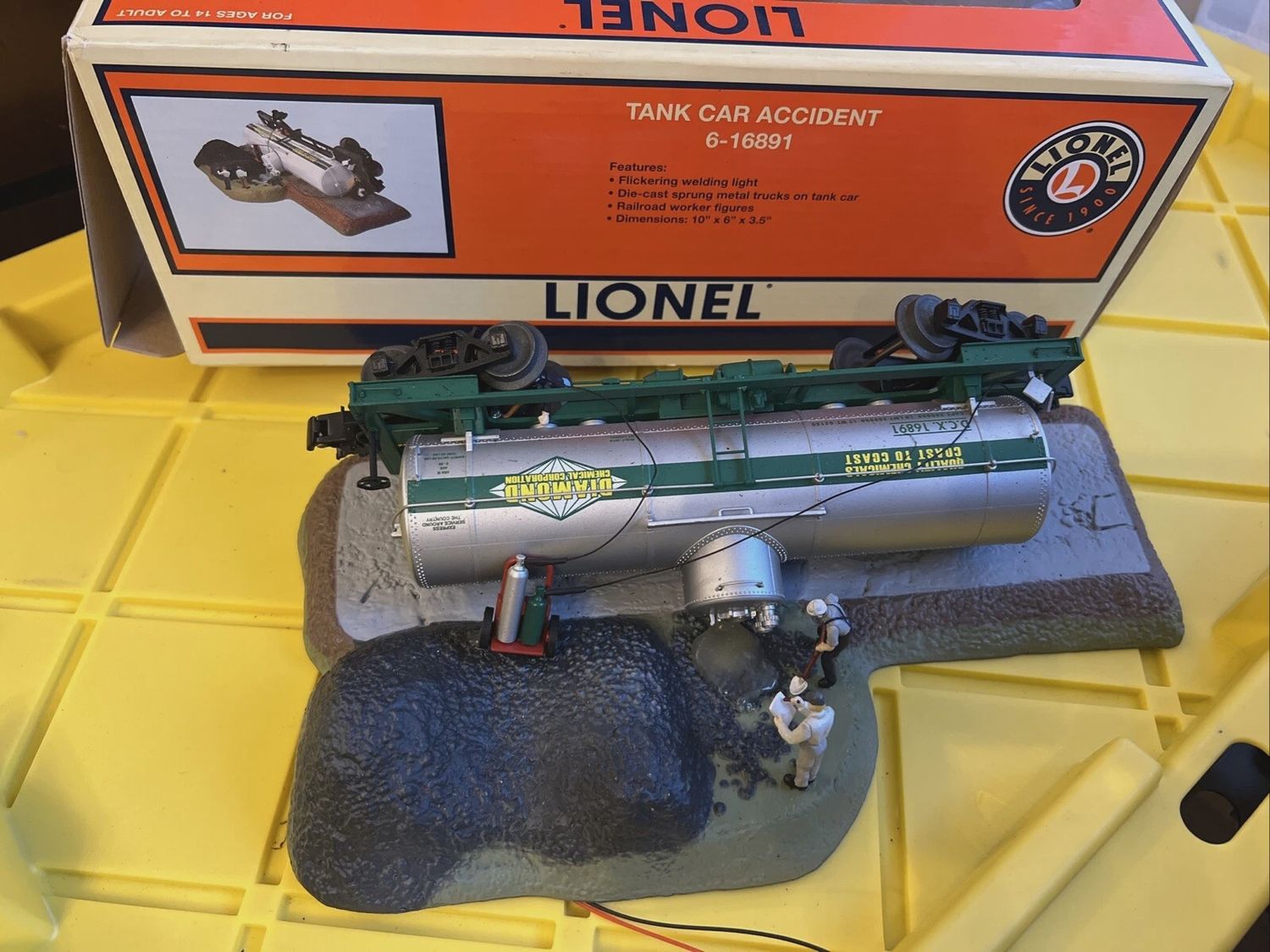 Used O Lionel 6-16891 Tank Car Accident