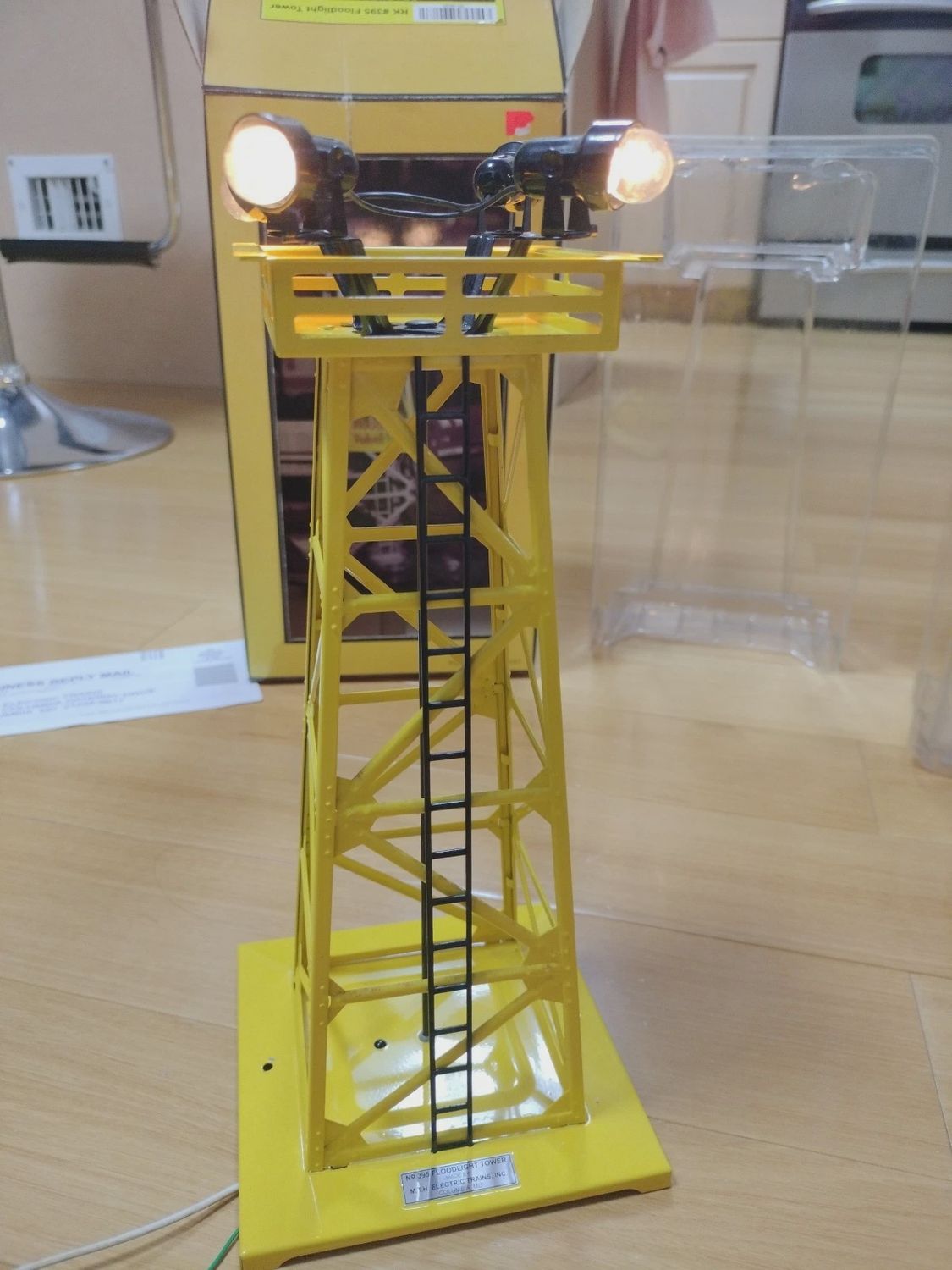 Used O MTH 30-9025 Yellow Flood Light Tower