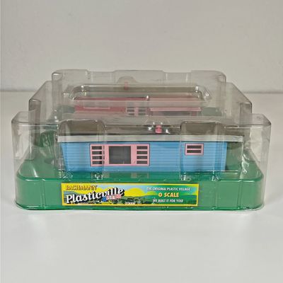 Used O Bachmann 45310 Trailer Park w/2 Trailers &amp; Flag Pole w/Flag