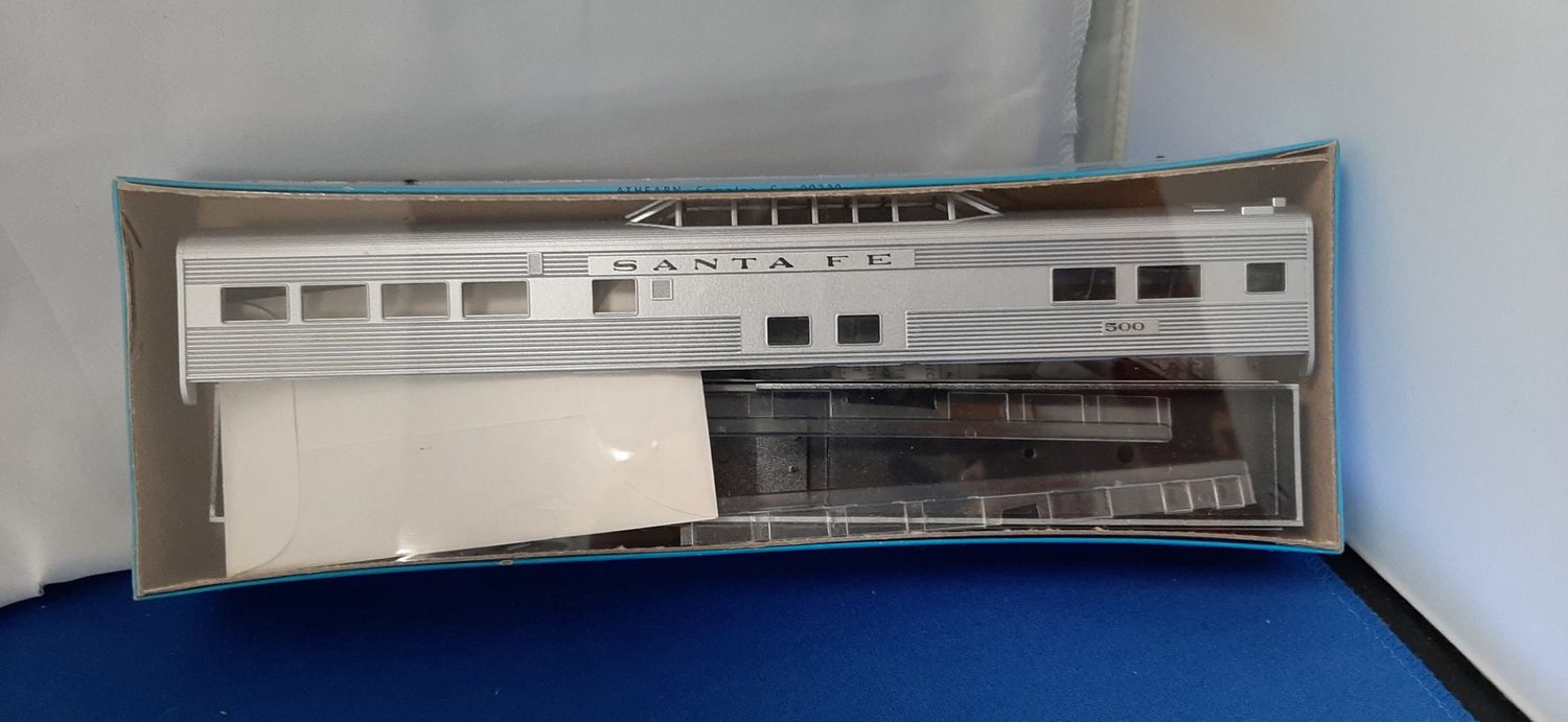 Used HO Scale Athearn Santa Fe Vista Dome #500 Kit