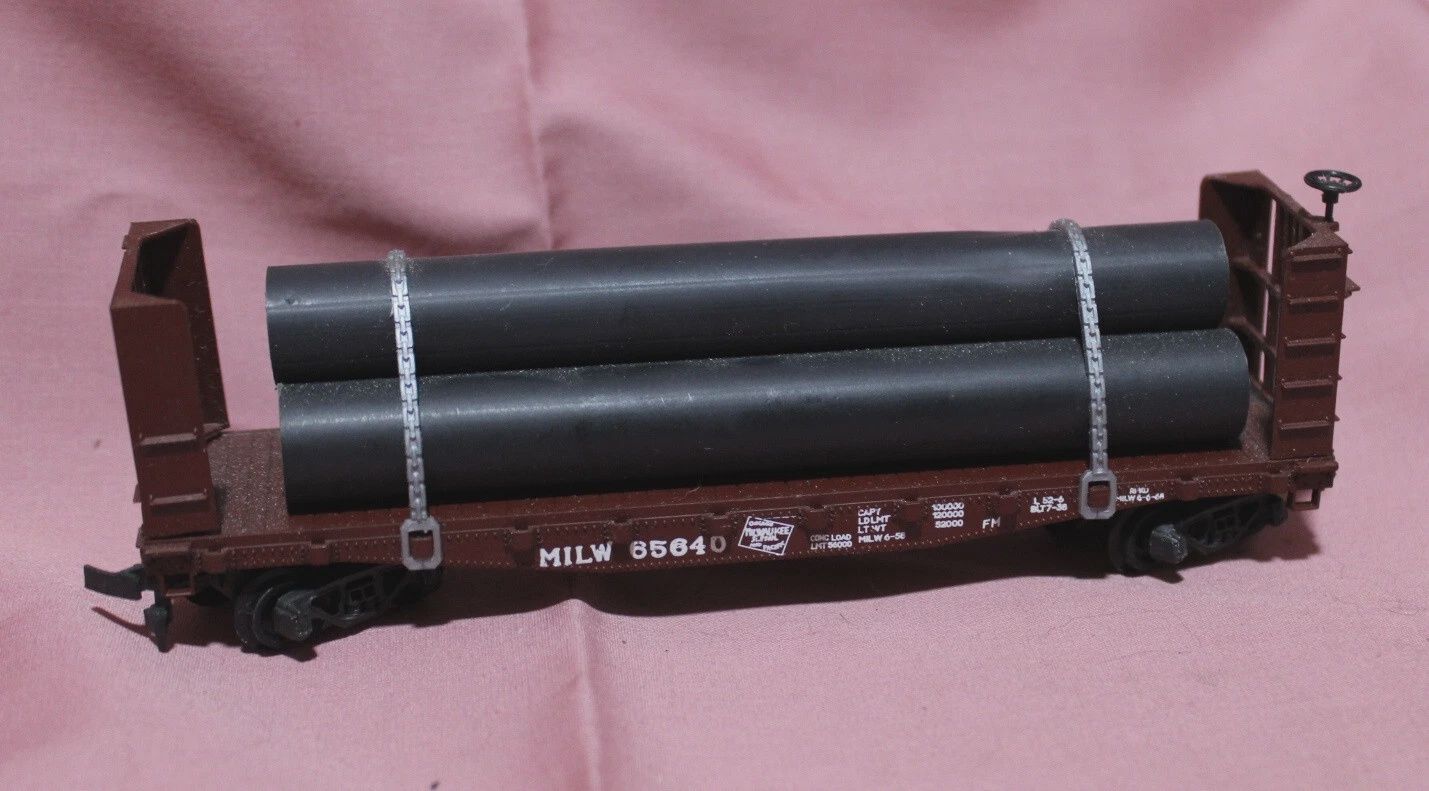 Used HO Athearn Milwaukee Road 50ft Flat Car Bulkhead Ends #65640 W/Pipe Load