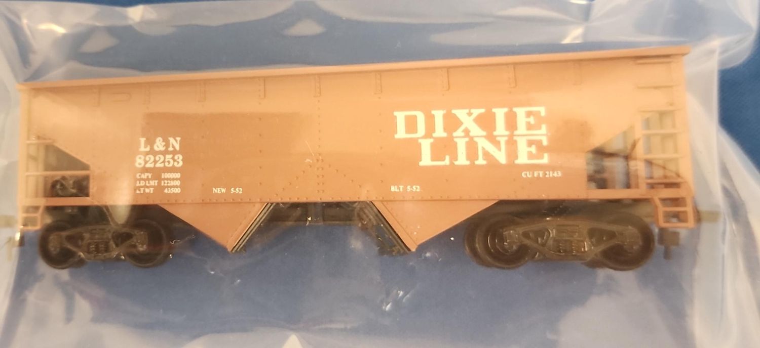 Used HO Walthers Coal Hopper w/Load Road #82253