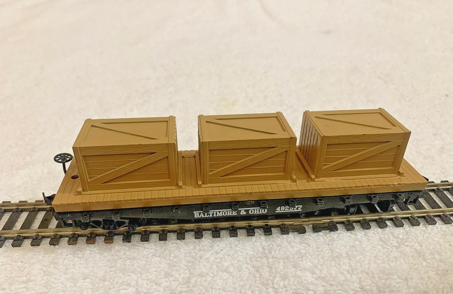 Used HO Scale Flat Car B&amp;O #492577 w/ Crate Load