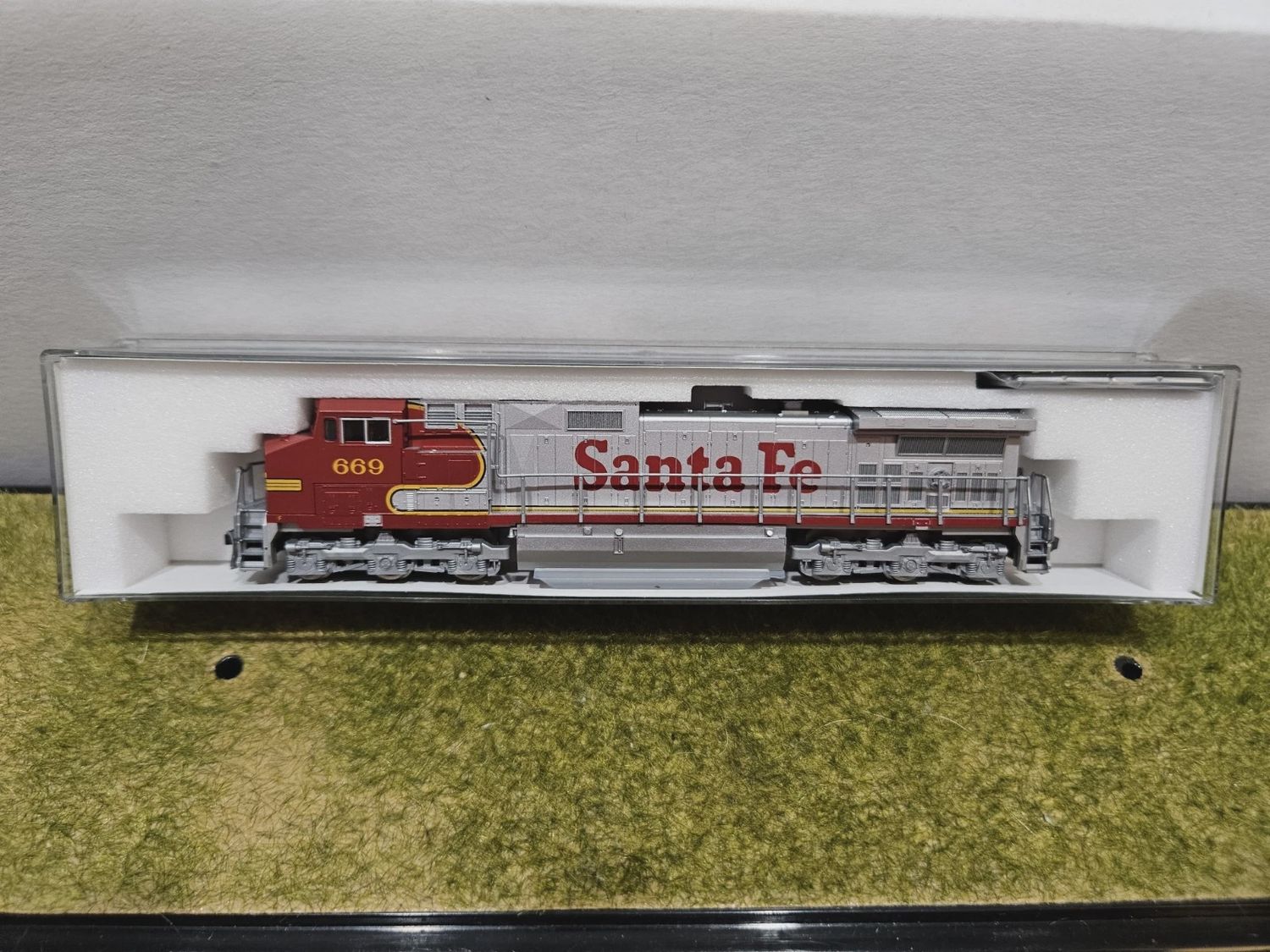 Used N Kato C44-9W Santa Fe Warbonnet Road #669 DCC/Sound