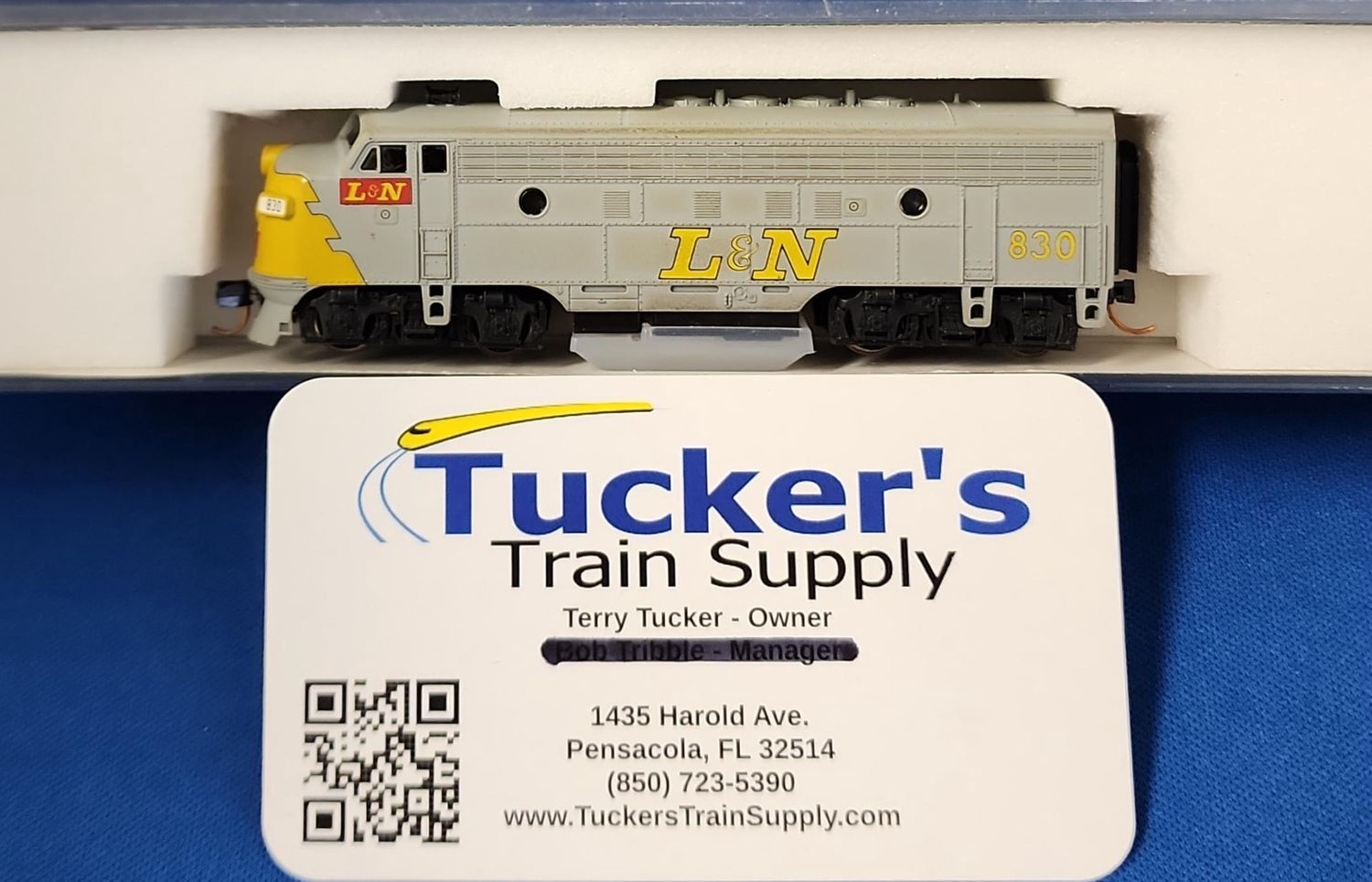 Used N Kato F7A Road #830 L&amp;N Locomotive DCC