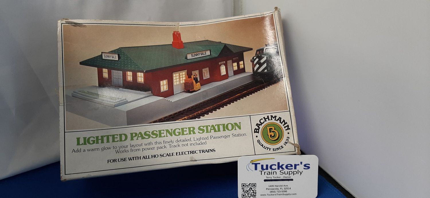 Used HO 3015 Passenger Station