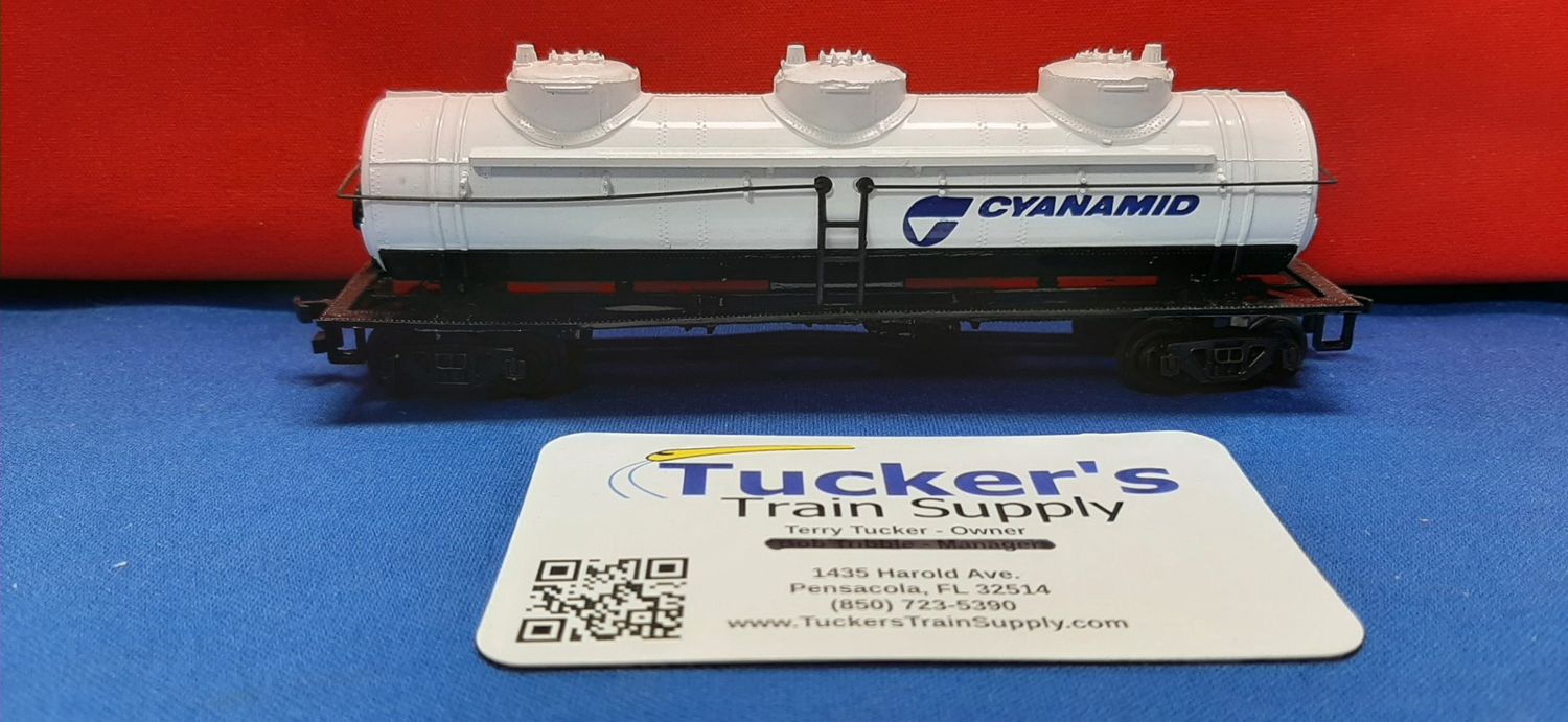 Used HO Bachmann "Cyanamid"  3 Lid Tank Car No Road #