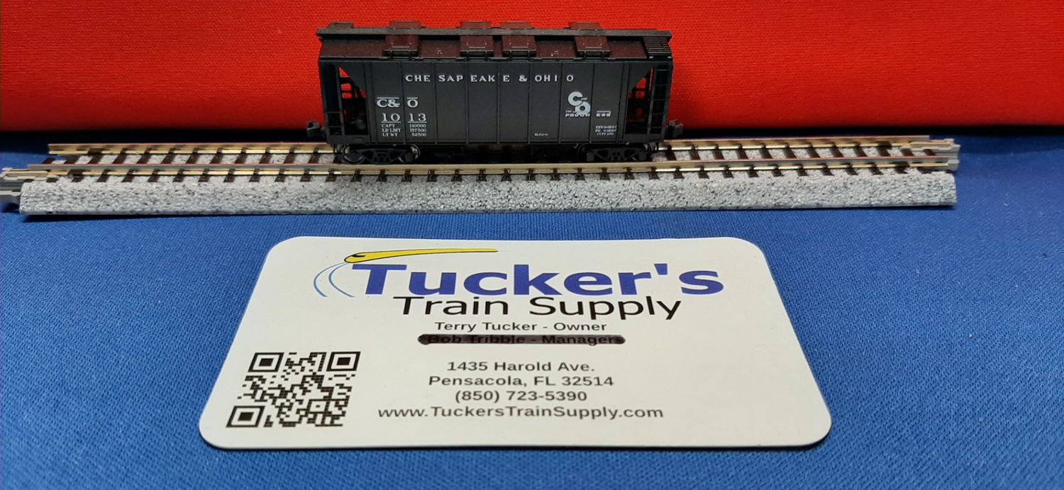 Deluxe Innovations 7110 3-Bay Covered Hopper C&amp;O Road #1013