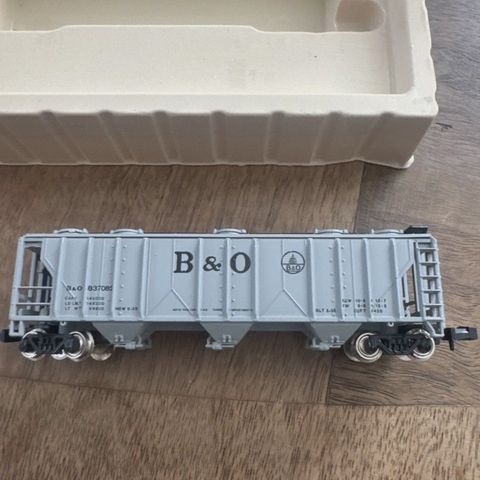 Used N Bachmann 3-Bay Covered Hopper B&amp;O Road #837082