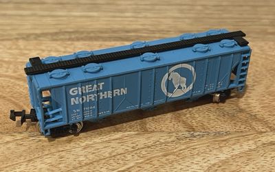 Used N Bachmann 40' 3-Bay Covered Hopper GN Road #71084