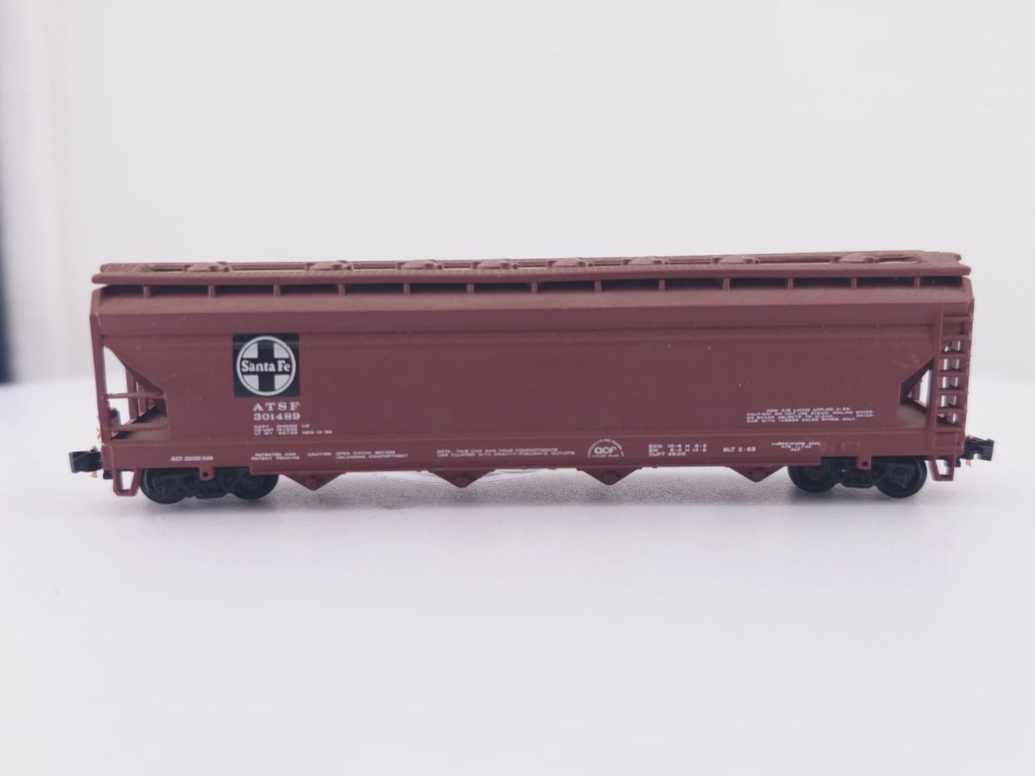 Used N Bachmann 56' Centerflow Hopper Santa Fe ATSF 301489 Train Car