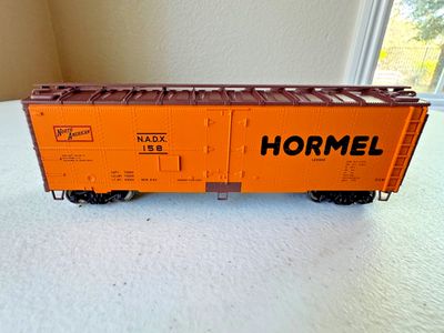 Used HO Walthers 40' Meat Reefer-HORMEL NADX #158 no box (C6)