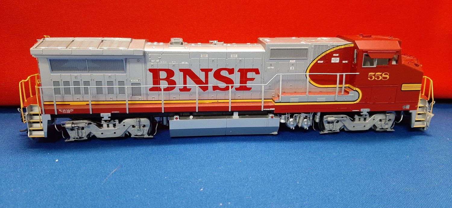 Used HO Atlas B40-8W BNSF Road # 558