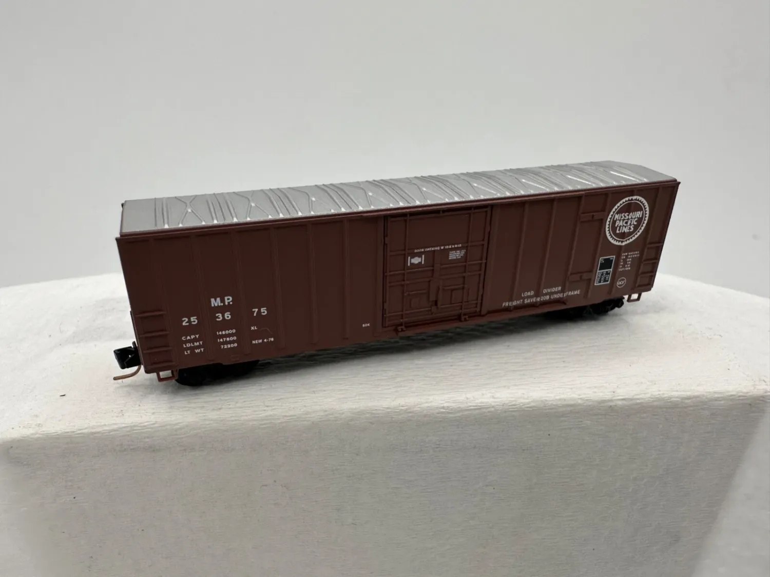 Micro-Trains Z 51100172 MP 50' Rib Side Boxcar Plug Door Road #MP 253675
